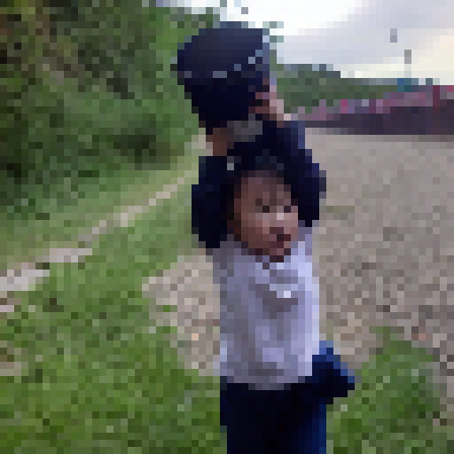 The scene of the little girl Qiqi carelessly throwing trash can show Qiqi's carelessness and inattention